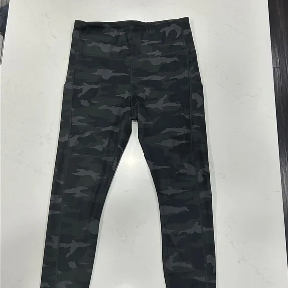 ATHLETA Ultimate Stash Pocket Camo 7/8 Tight #531773 Size Medium - Picture 2 of 8